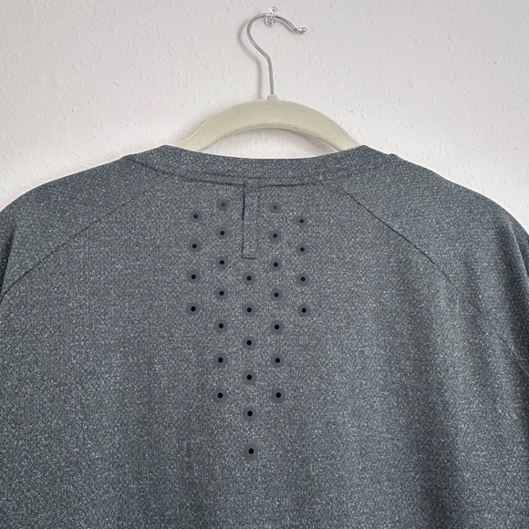 Lululemon Textured Training Short Sleeve Men's Shirt, Sz Large - Picture 5 of 6